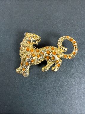 Vintage Gold Tone Enameled Leopard Brooch with Rhinestone Eye‎